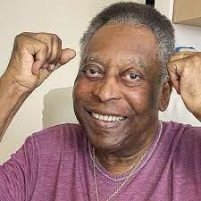 Ainda internado, Pelé dá 'soco no ar' para celebrar melhora: 'A cada dia melhor'
