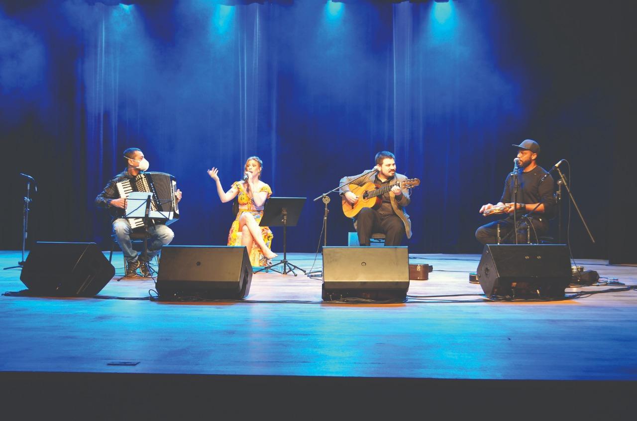 Apresentações de artistas itatibenses marcam a reabertura do teatro Ralino Zambotto