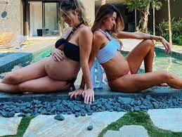 Atriz Thaila Ayala e influenciadora Julia Faria se reencontram grávidas