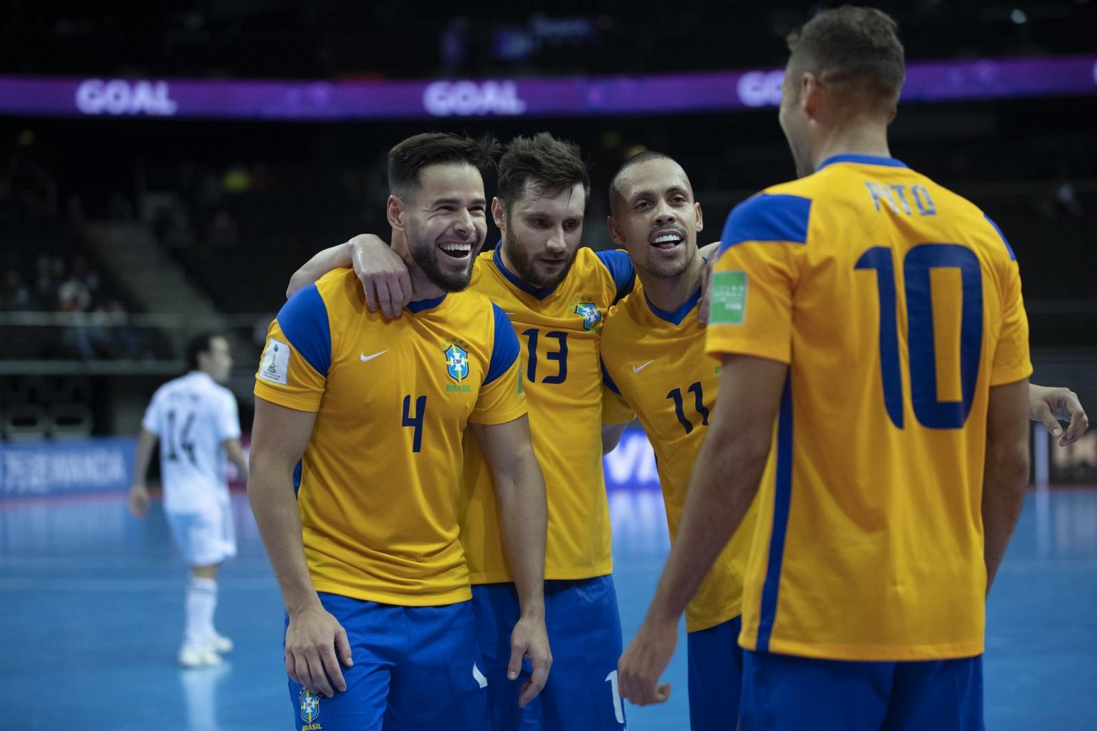 Brasil sofre, mas vira sobre Japão e vai às quartas na Copa do Mundo de Futsal