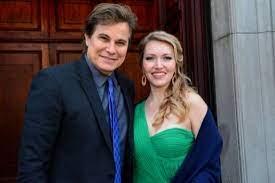 Edson Celulari e Karin Roepke anunciam gravidez: 'Te amamos, filha'