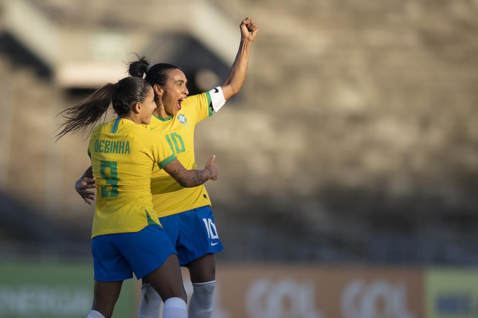 Em nova posição, Marta brilha e seleção goleia Argentina em João Pessoa