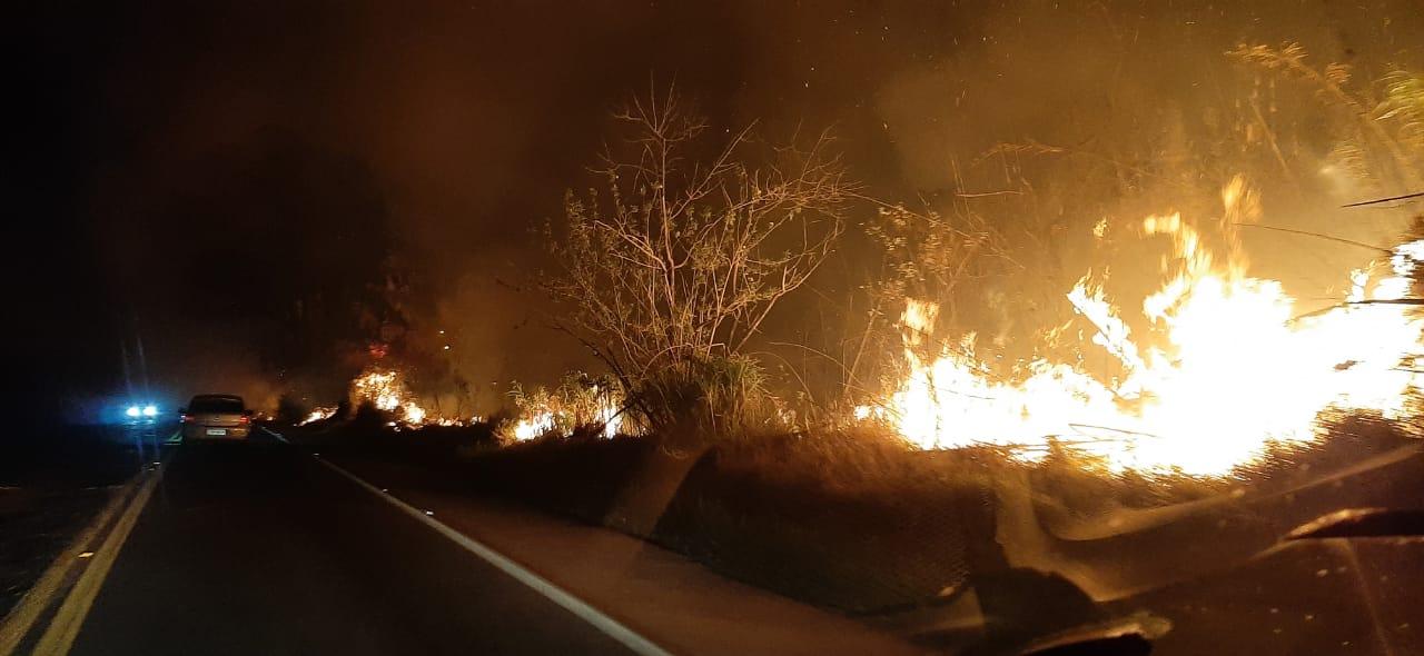 Incêndio às margens da Rodovia Bragança-Itatiba