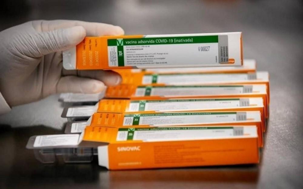 Início do reforço tem hesitação sobre Coronavac