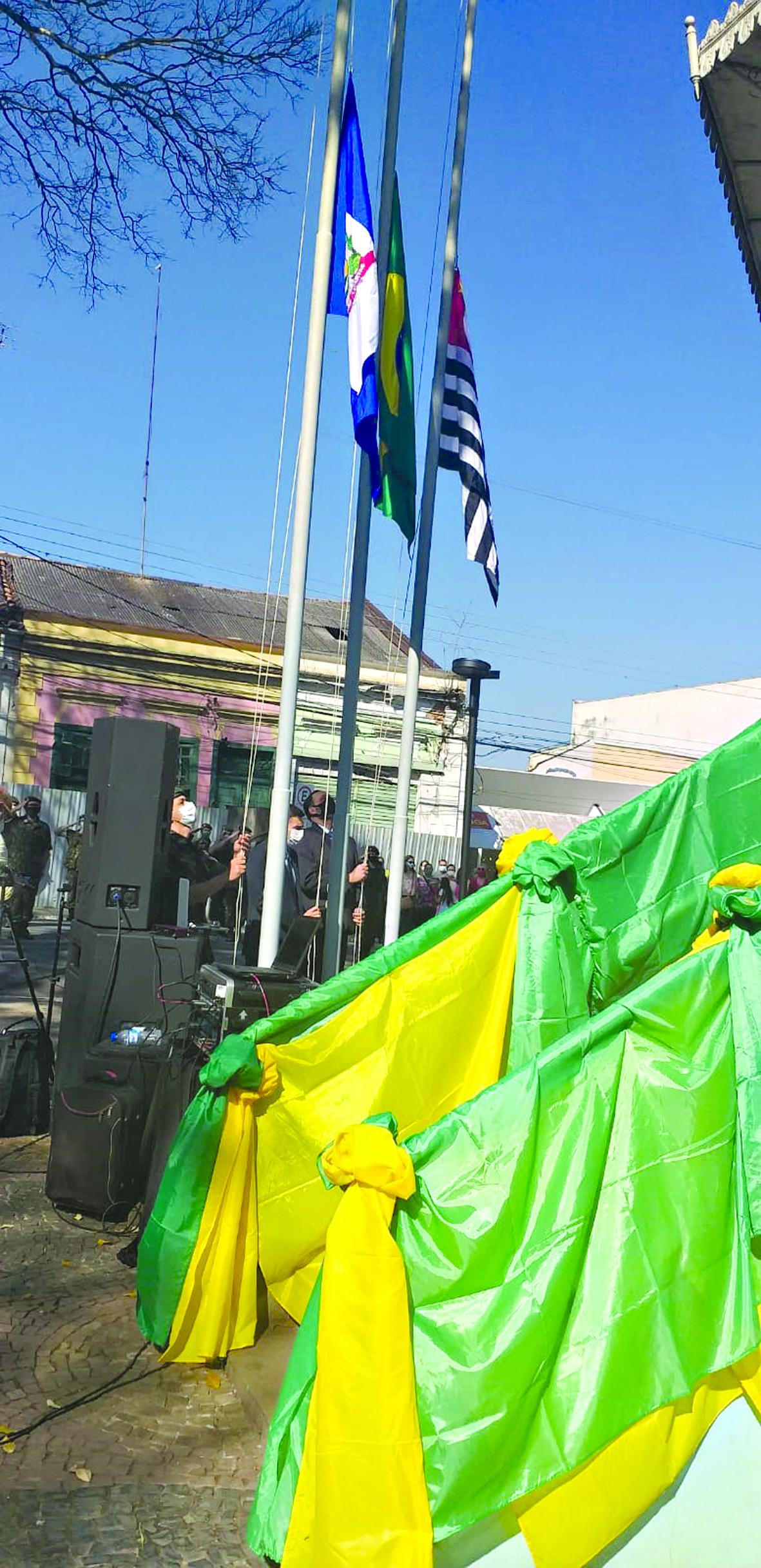 Itatibenses comemoram na praça o Dia da Independência