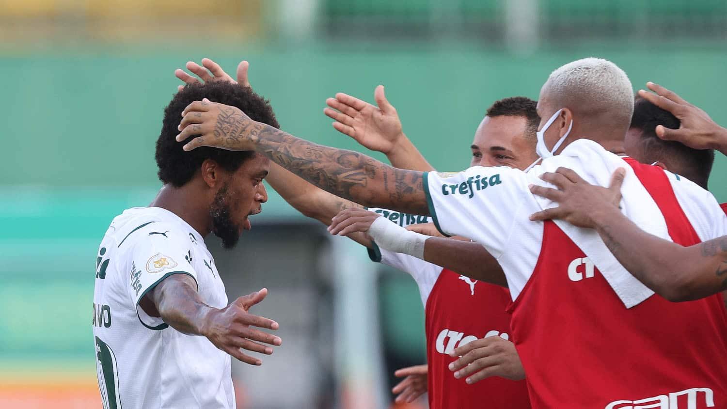 Luiz Adriano celebra fim de jejum e pode ser titular do Palmeiras na Libertadores