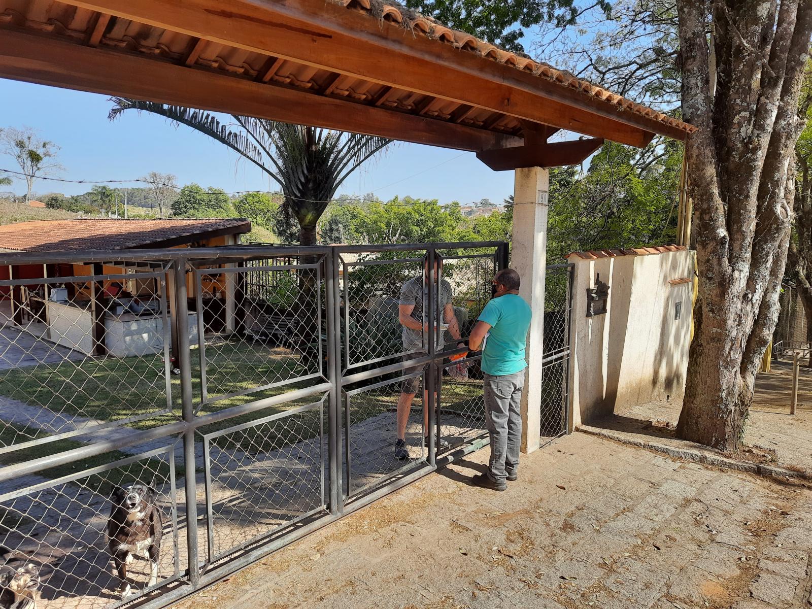 Moradores do bairro Monte Verde recebem esclarecimentos sobre descarte de lixo