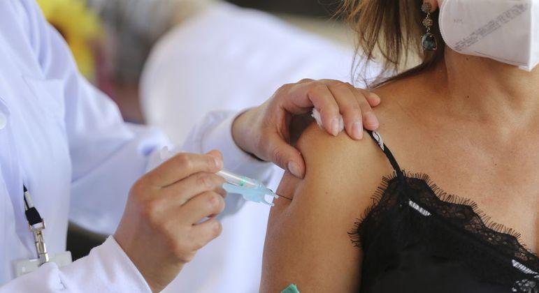 Rio suspende vacinação em adolescentes por falta de vacinas