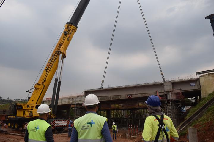 Rota das Bandeiras realiza operação noturna para içamento de vigas na rodovia João Cereser (SP-360), em Jundiaí, neste sábado