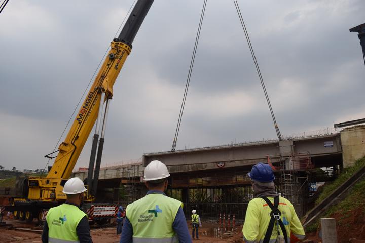 Rota das Bandeiras realiza operação noturna para içamento de vigas na rodovia João Cereser (SP-360), em Jundiaí, neste sábado 