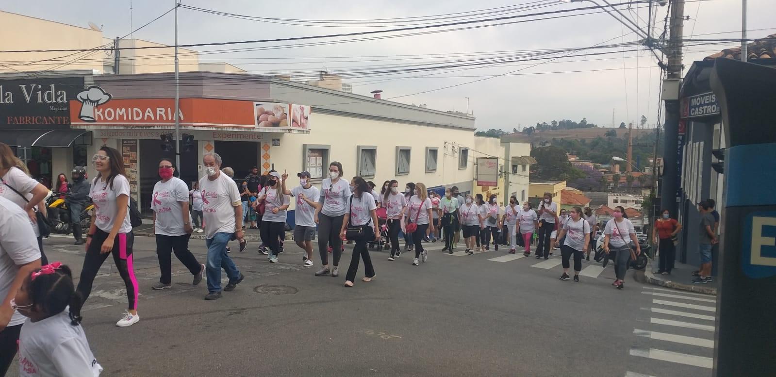 Ao som do Duo Lucy Bananas, itatibenses fazem caminhada pelo Outubro Rosa