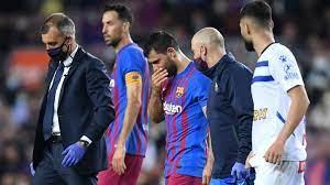 Após sentir dores no peito em campo, Agüero passa noite em hospital de Barcelona