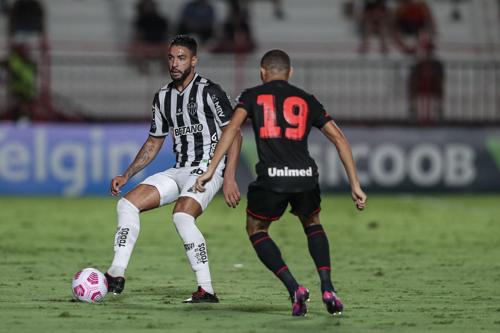 Atlético-GO vira no fim e quebra invencibilidade de 18 jogos do líder Atlético-MG