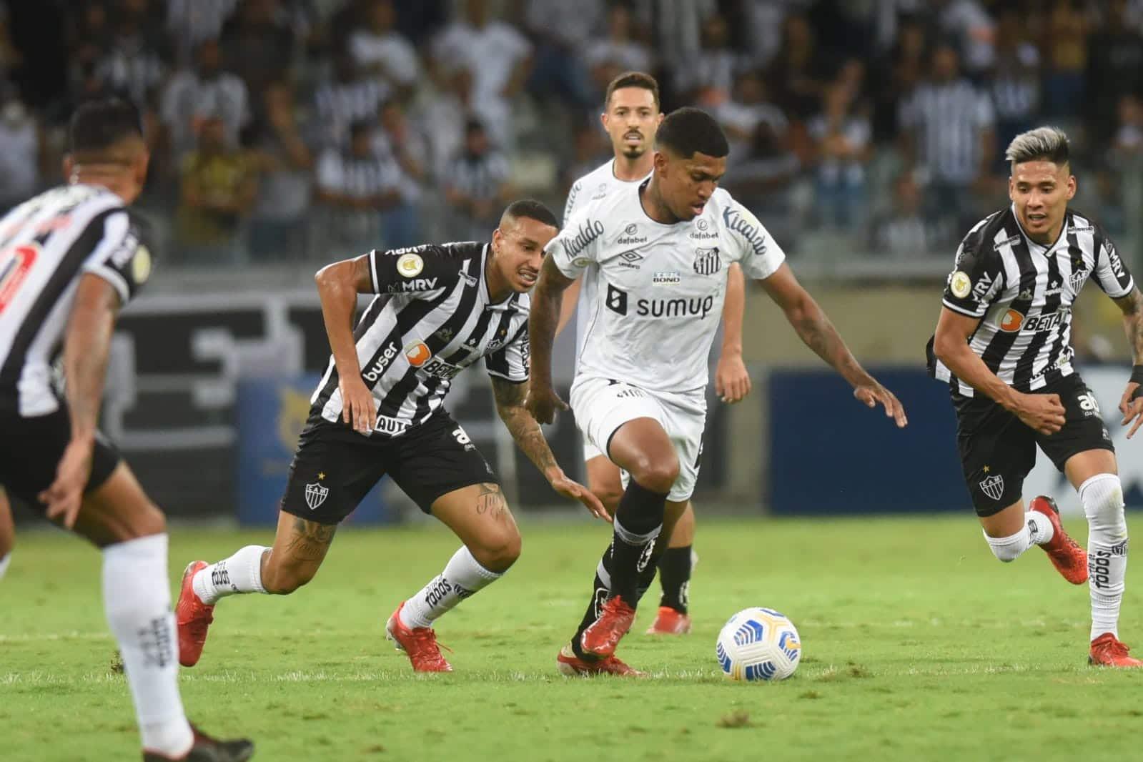 Atlético-MG derrota Santos, de virada, e dá mais um passo rumo ao título nacional