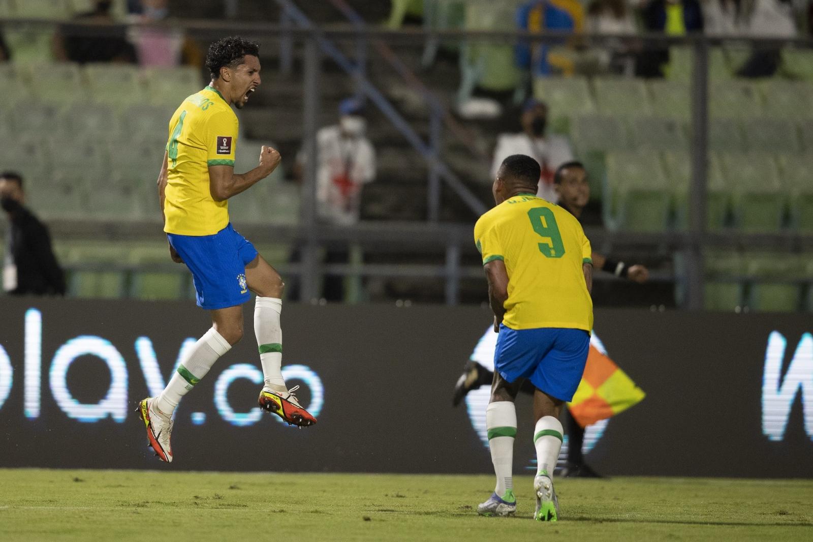 Brasil leva susto, mas vence Venezuela de virada fora nas Eliminatórias