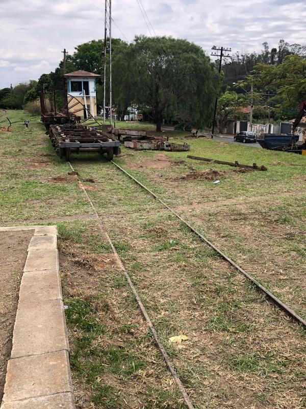 Carcaças de ‘vagões fantasmas’ começam a ser retiradas do terreno da Estação Ferroviária de Vinhedo