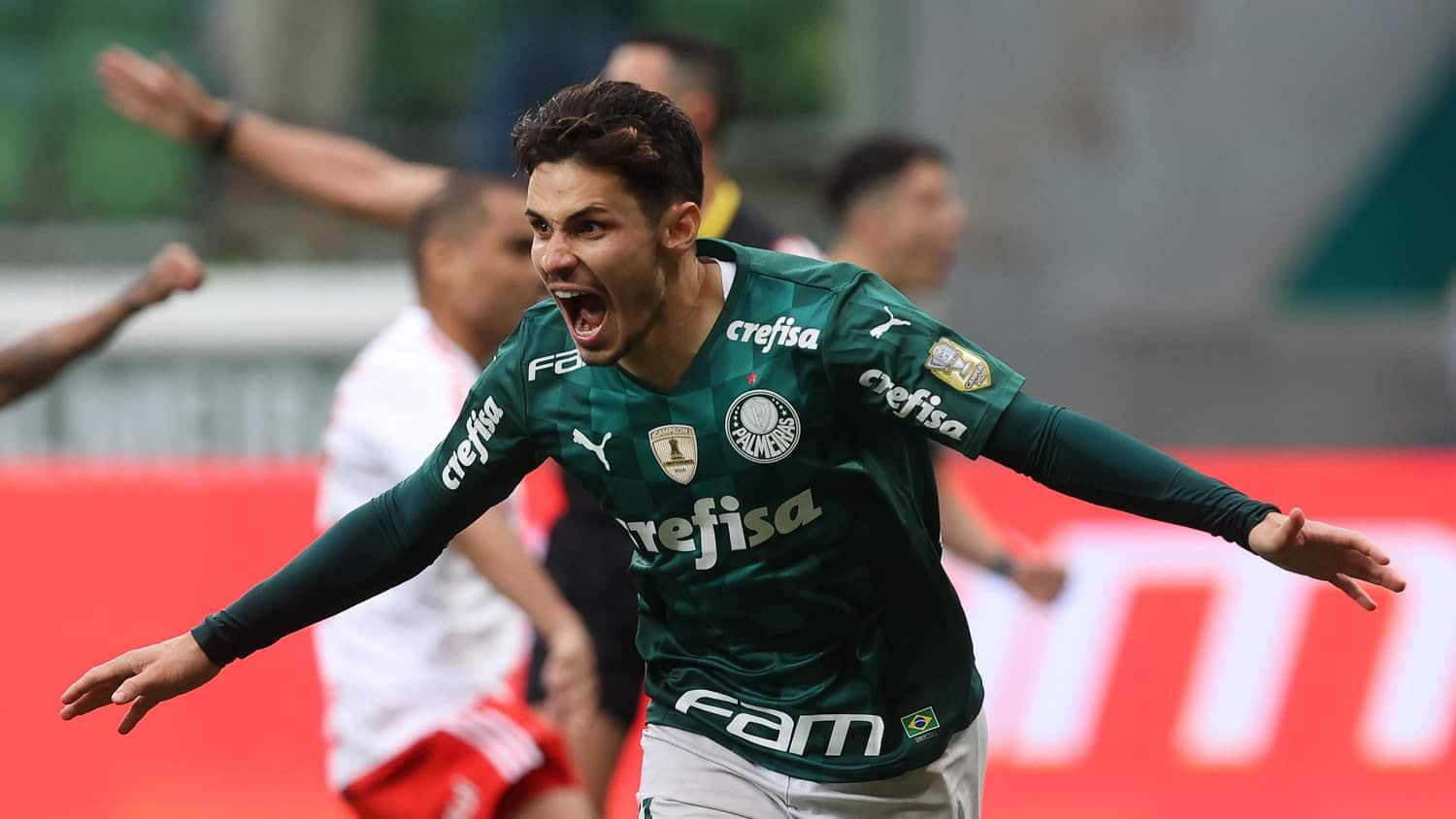 Com festa da torcida em casa, Palmeiras bate Inter e volta a vencer na temporada