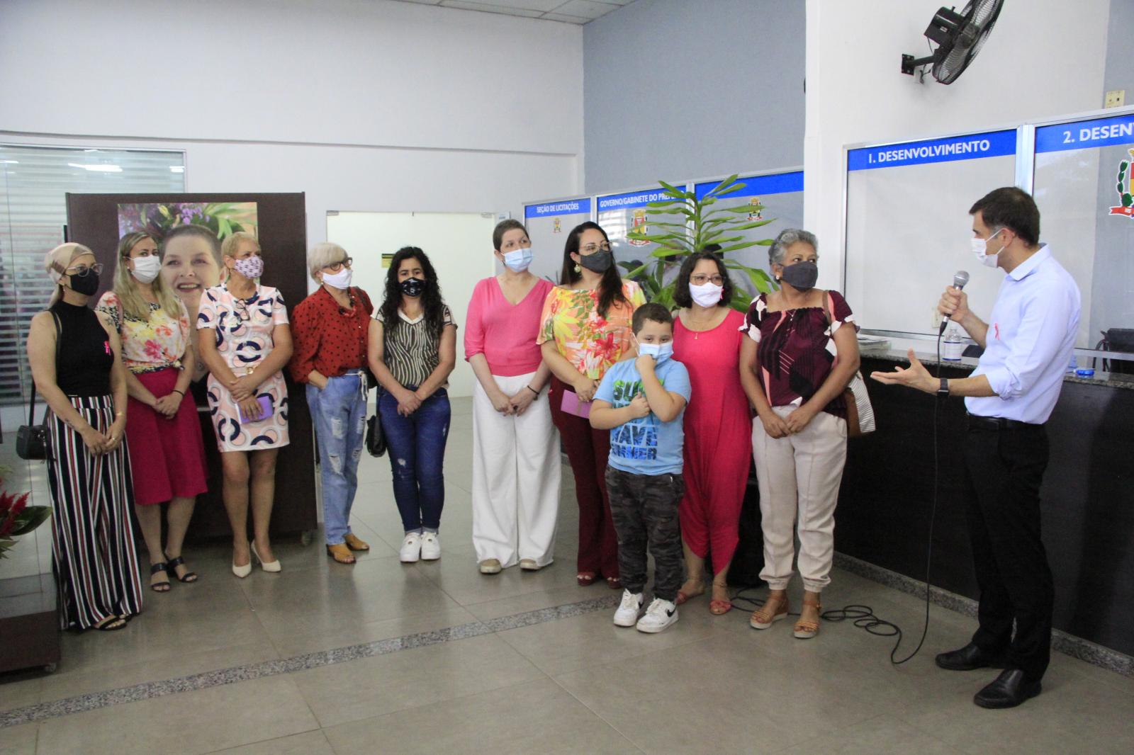 Exposição reúne fotos de mulheres na luta contra o câncer de mama