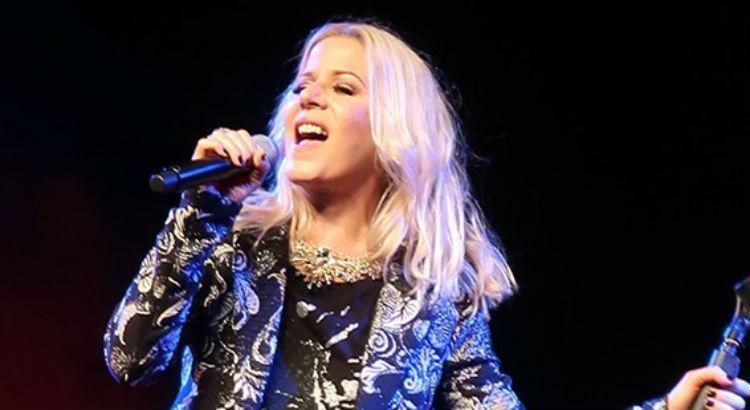 Paula Toller sobe ao palco do Tom Brasil