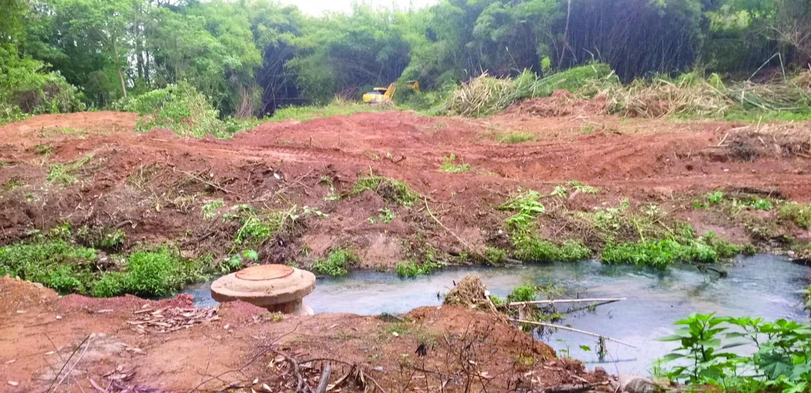 Rolos de teares encontrados no leito do Ribeirão Jacaré