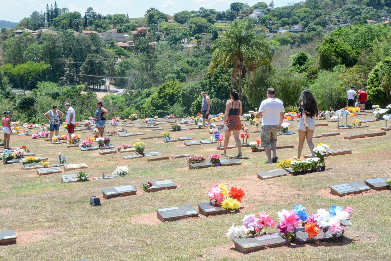 Cemitérios recebem população, mas não haverá celebrações religiosas