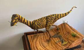 Dino bicudo e sem dentes achado no PR pode ajudar a entender como surgiram as aves