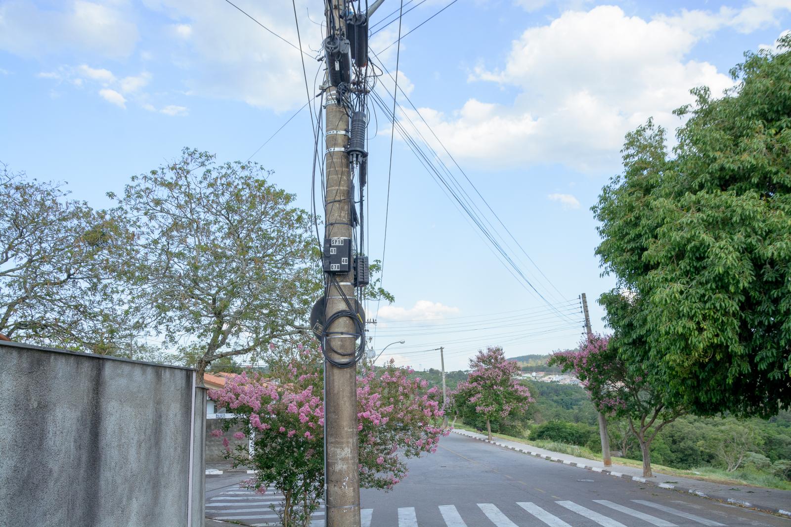 Fios emaranhados causam indignação no Pedro Fumachi