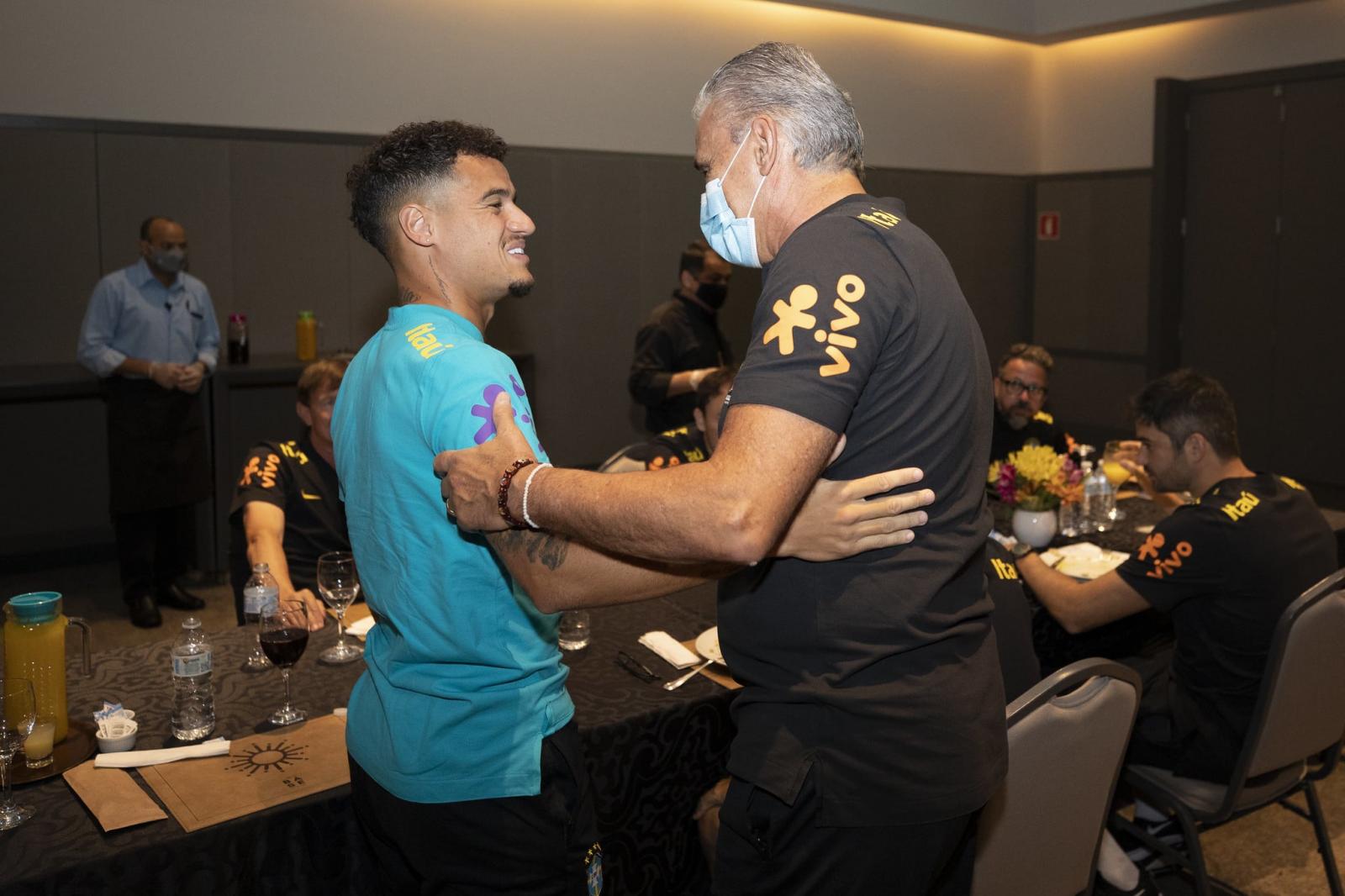 Philippe Coutinho é o 1º a se apresentar na seleção para jogos das Eliminatórias