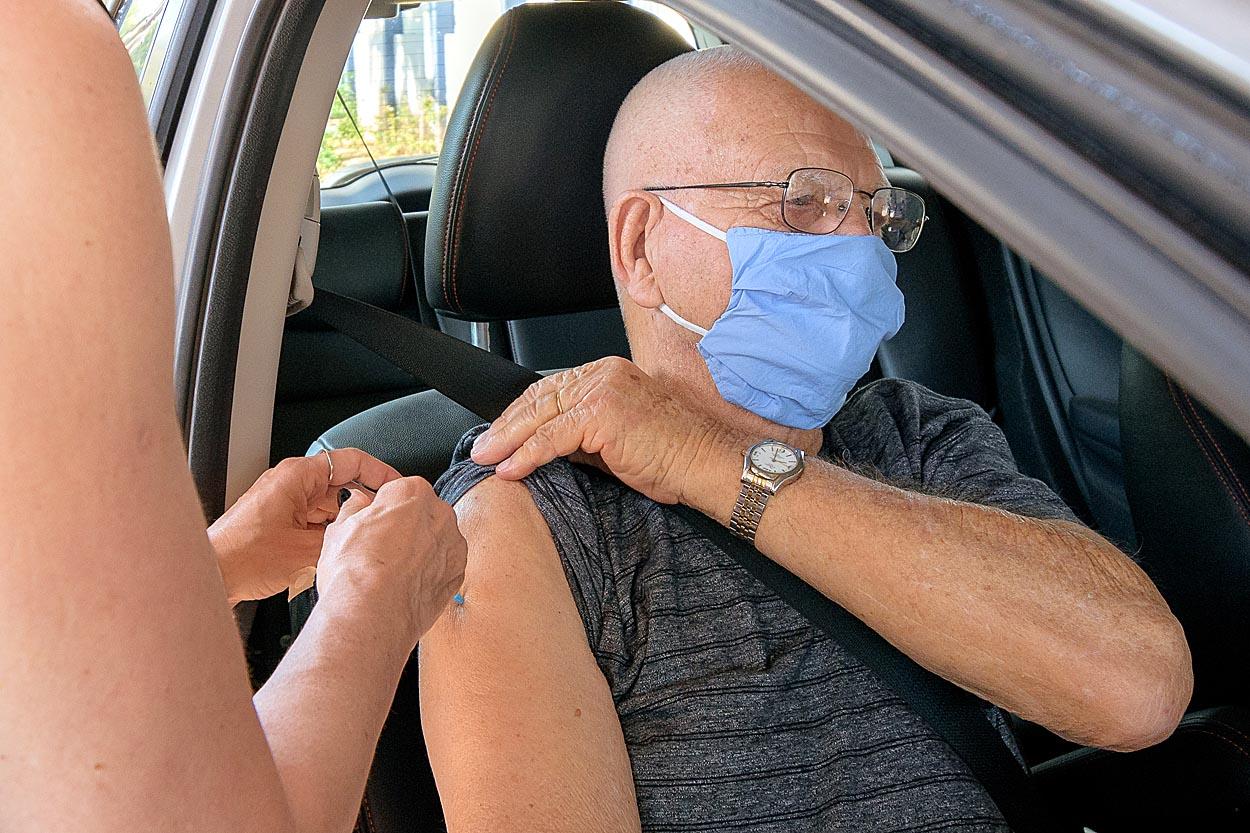 Todos os maiores de 60 anos e profissionais da saúde poderão tomar a dose de reforço a partir do próximo dia 17