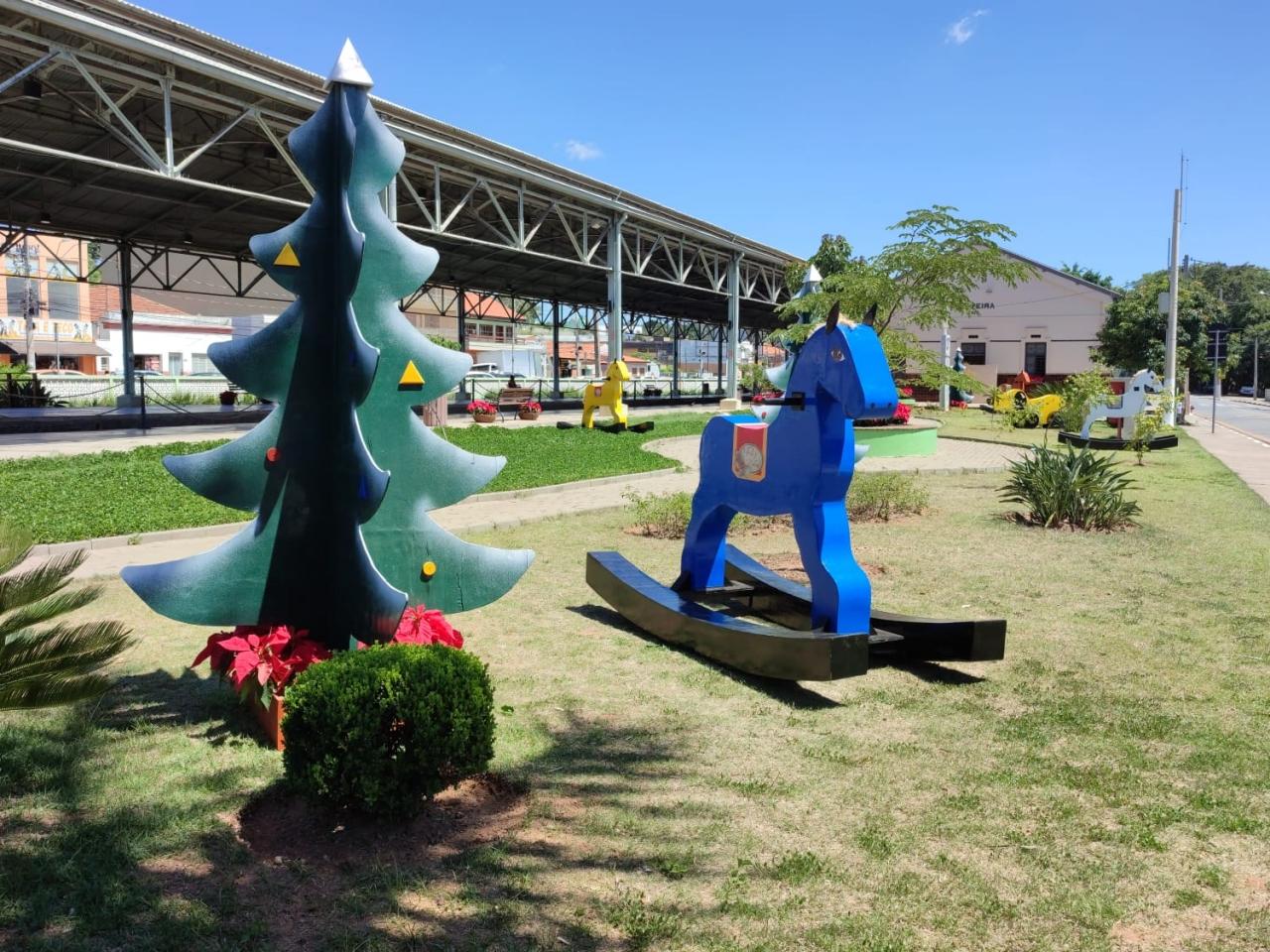 Brinquedos interativos gigantes atraem adultos e crianças na Estação Ferroviária de Louveira