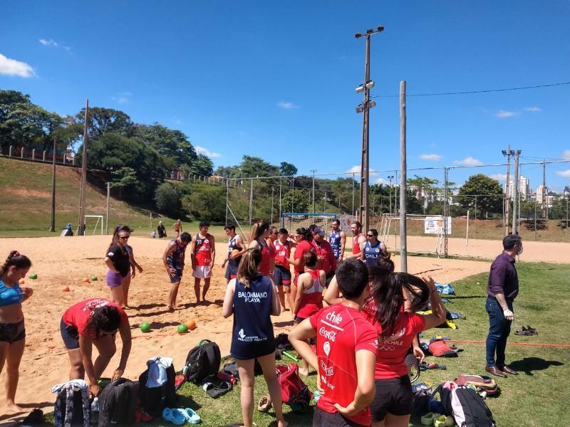 Equipes chilenas de handebol de praia treinam na quadra do TaquaralTimes 