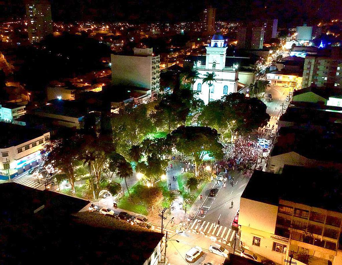 Iluminação natalina enfeita o jardim da Praça da Bandeira