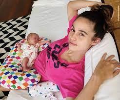 Nanda Costa e Lan Lanh publicam foto da filha Tiê: 'cheia de personalidade'