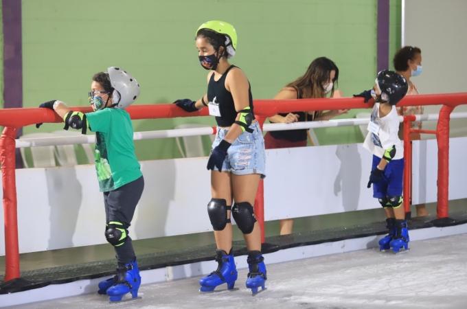 Pista de patinação no gelo atrai centenas de famílias e garante diversão para adultos e crianças em Louveira