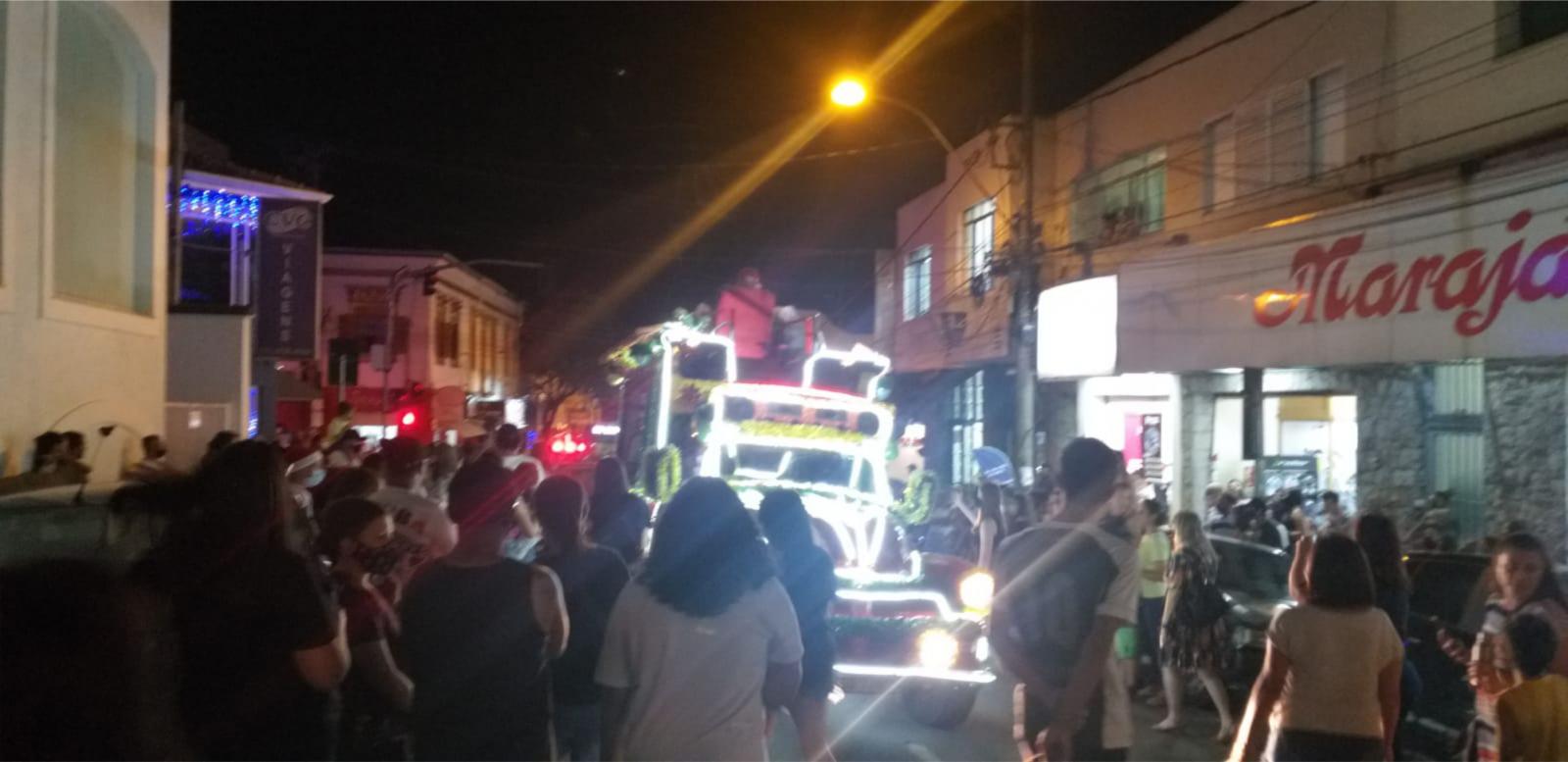 Saída de Papai Noel defronte ao JI lota a Camilo Pires