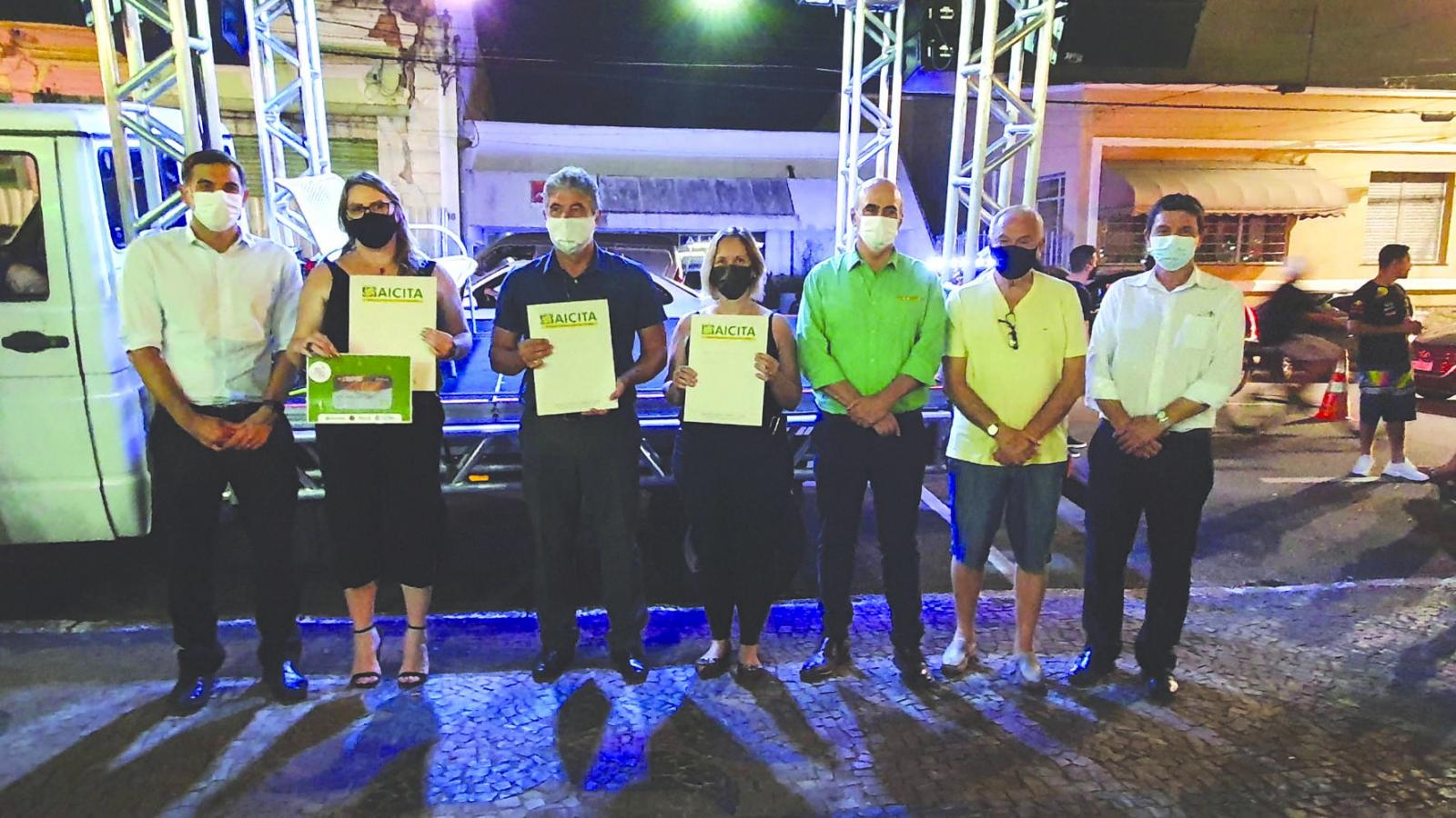 Vencedores do Concurso Magia de Natal são premiados na Praça da Bandeira