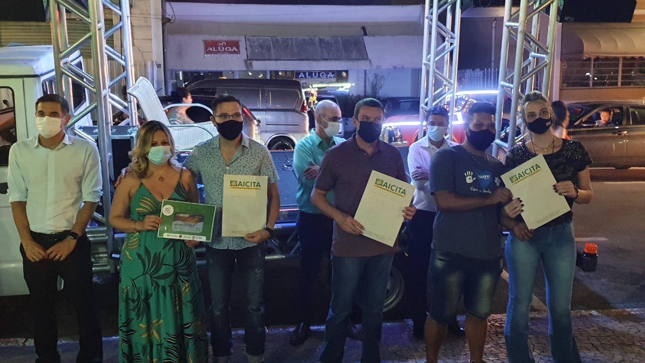 Vencedores do Concurso Magia de Natal são premiados na Praça da Bandeira