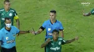 Árbitro relata invasão e faca jogada no campo em São Paulo x Palmeiras na Copinha