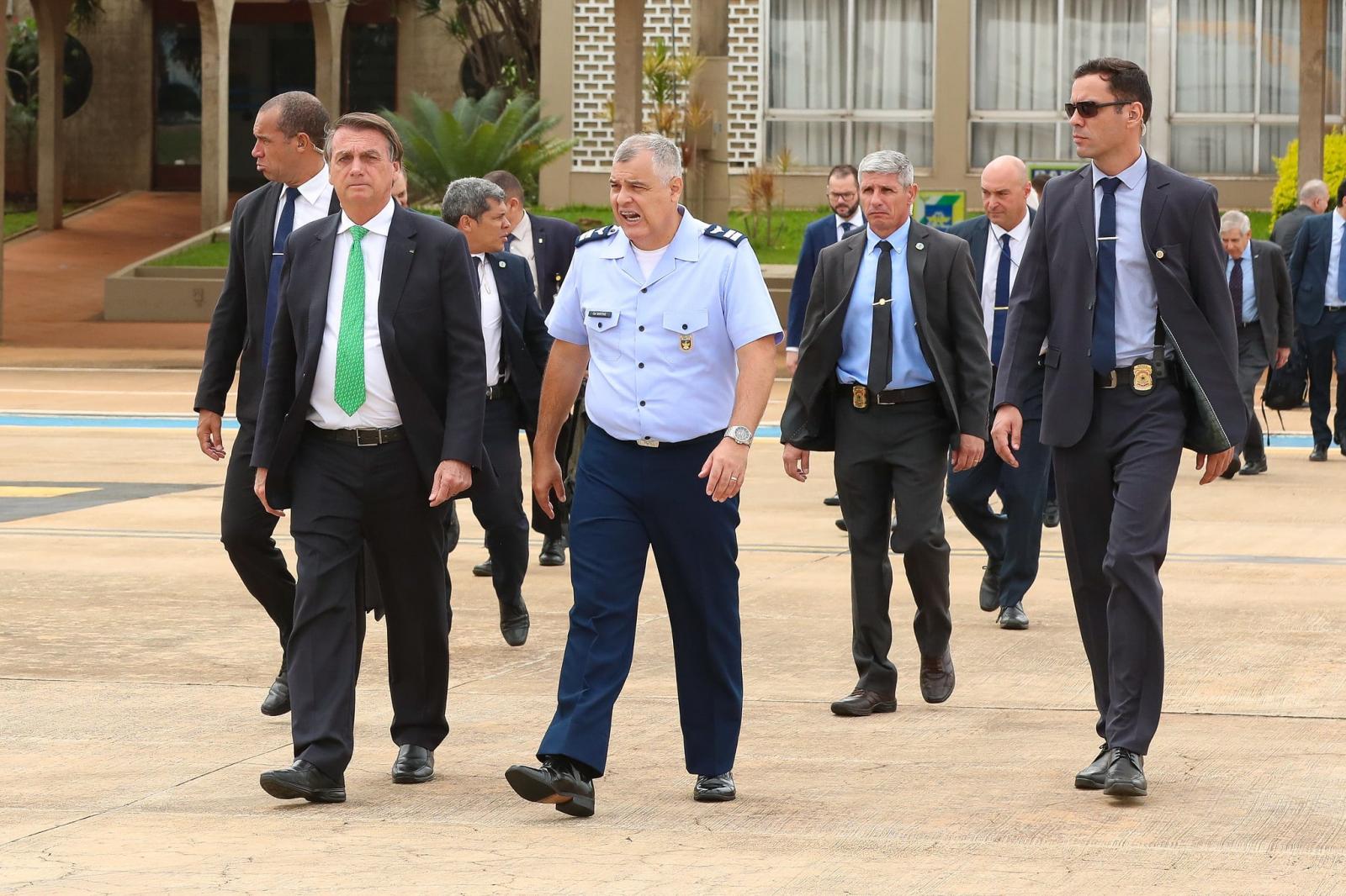 Bolsonaro bate recorde de emendas pagas com governo 'entregue' ao Centrão