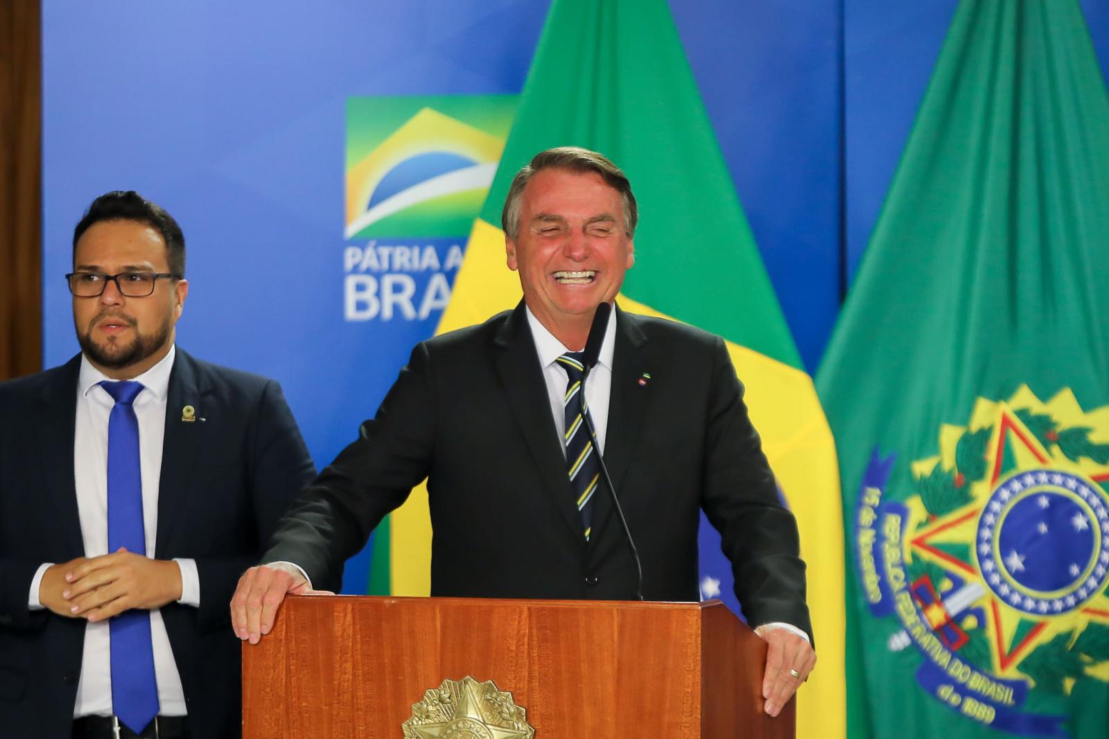 Bolsonaro dobra aposta em Carlos para campanha nas redes sociais