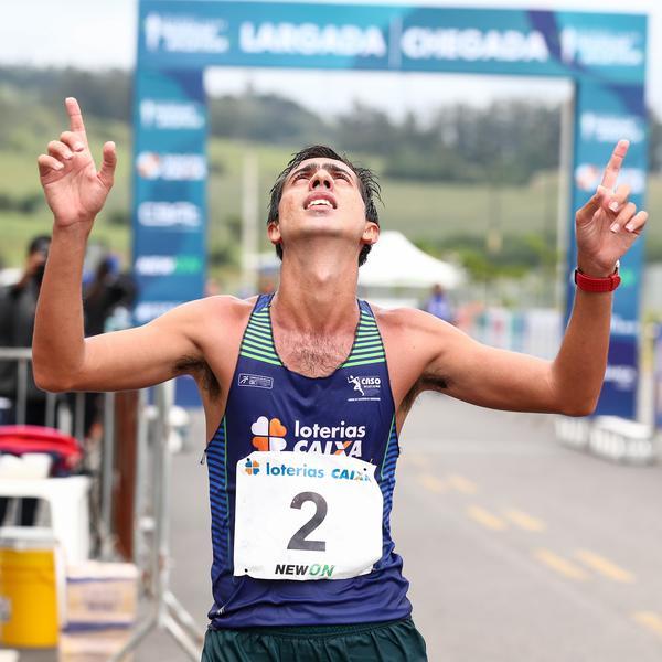 Com recorde brasileiro, Caio Bonfim é campeão dos 35 km 