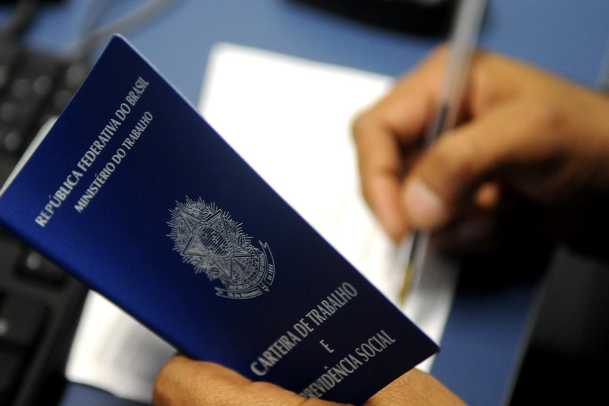 Empregos voltam com salário menor