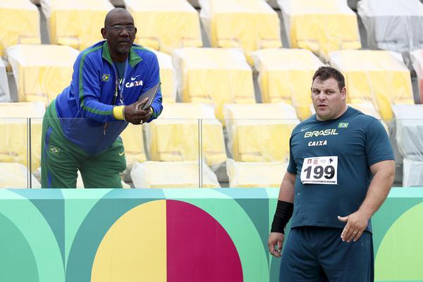 Justo Navarro retorna ao Brasil após um ano 