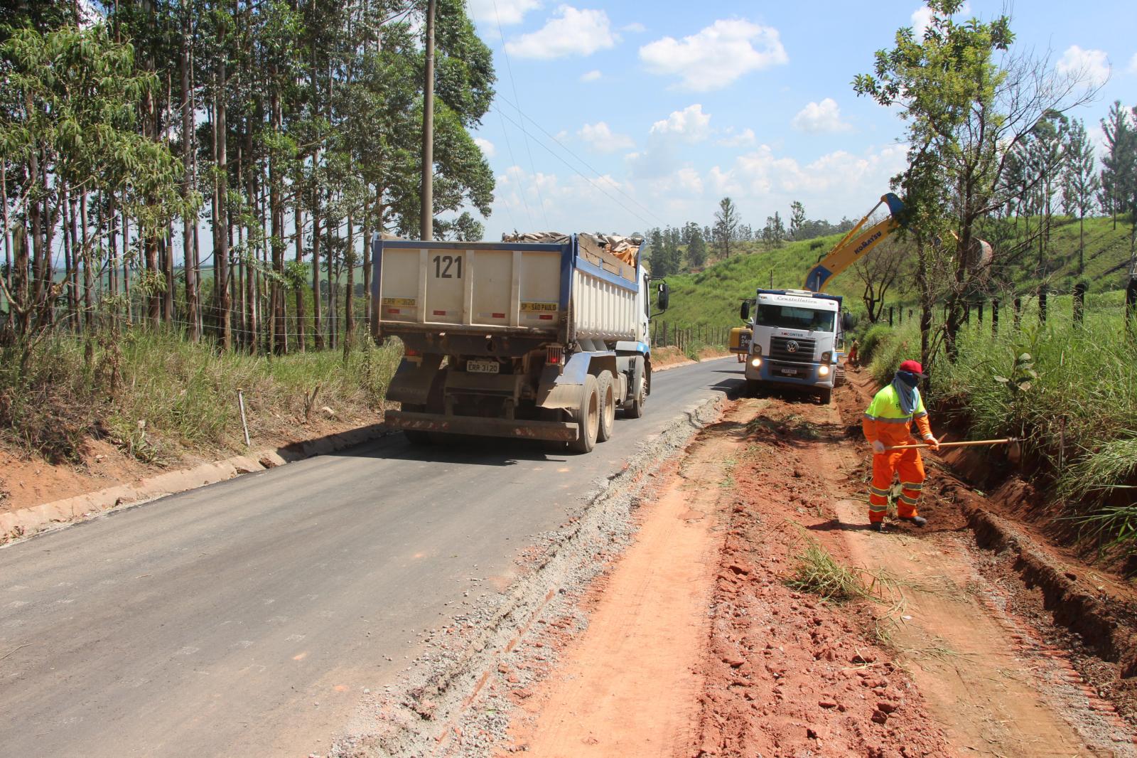 Luis Fernando Miguel acompanha obras da estrada vicinal Benedito Olegário Schiovatto