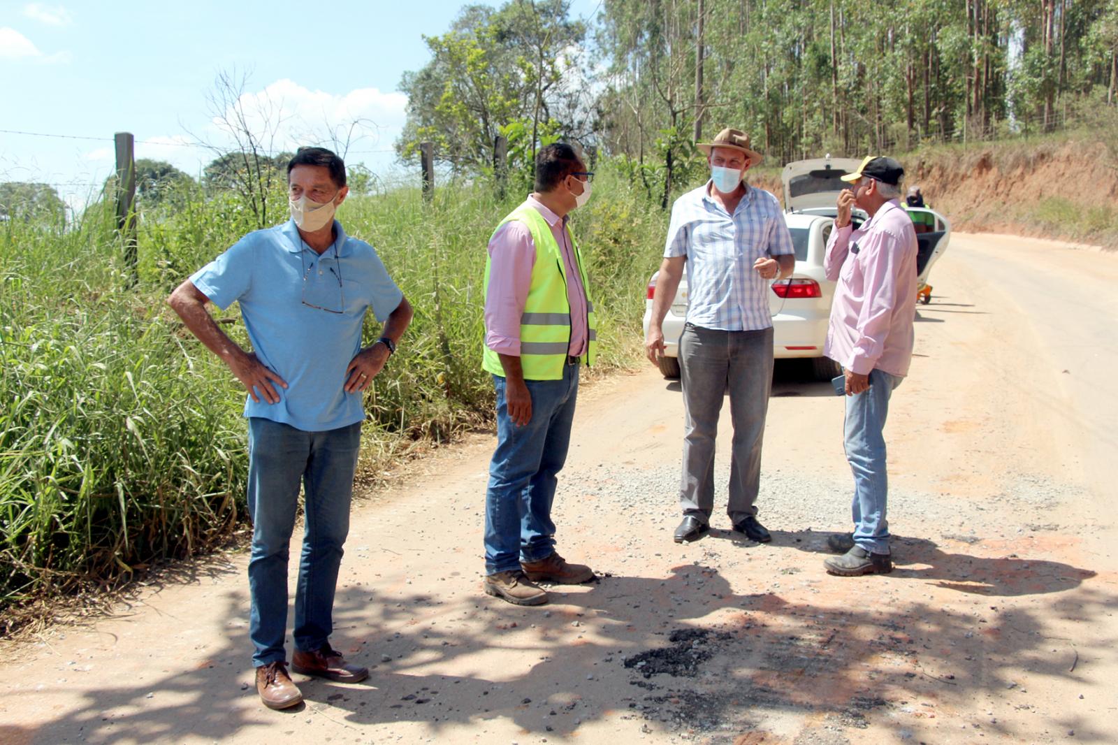 Prefeito em exercício de Morungaba visita obras de recuperação de estrada