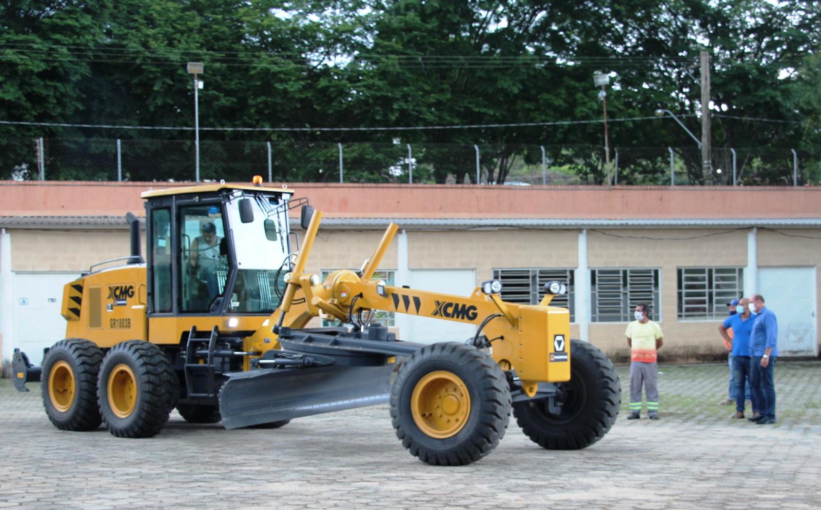 Prefeitura de Morungaba adquire nova máquina para manutenção de estradas rurais