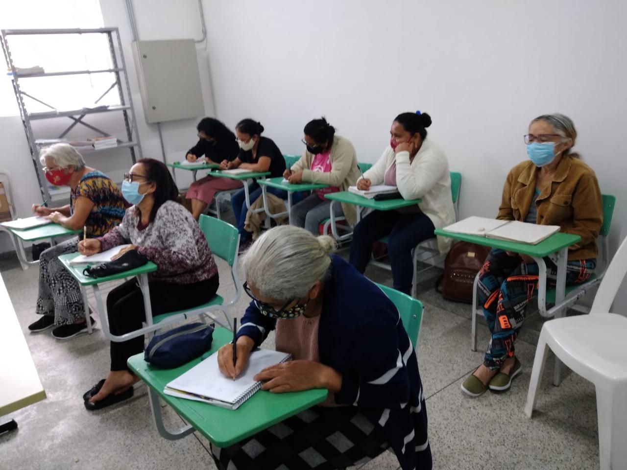 Programa oferece aulas gratuitas para quem quer voltar às salas de aula