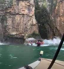 Rocha desaba sobre barcos de turistas em Capitólio, Minas Gerais