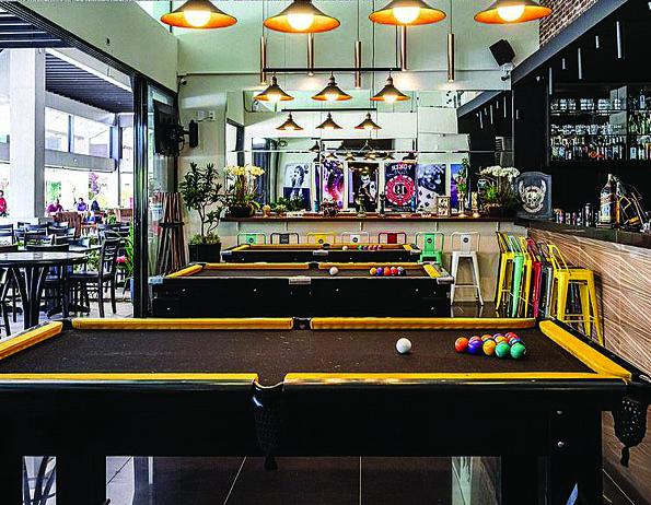 Com ambiente agradável e amplo, Snooker Bar conta com grande variedade de drinks