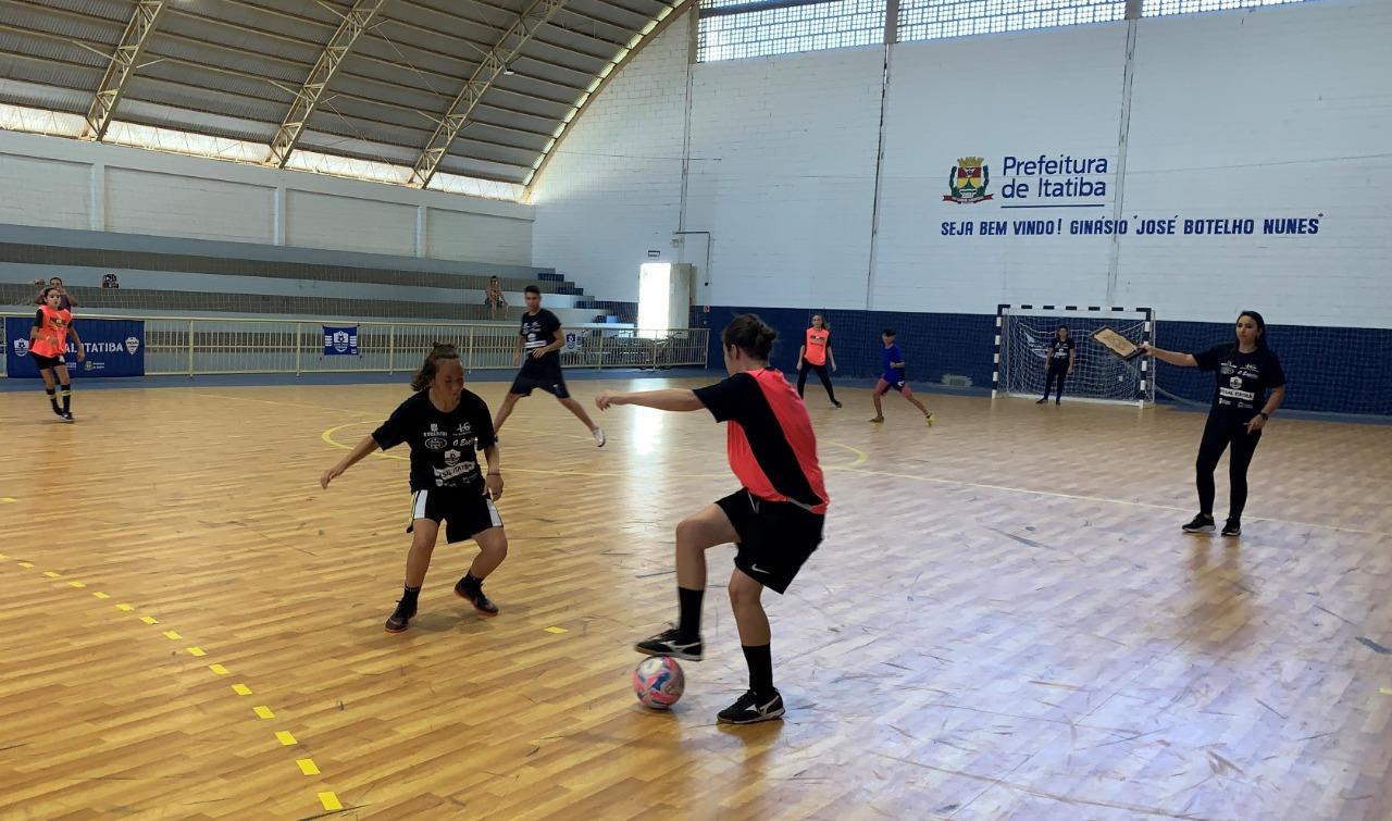 Melhor técnica de futsal do mundo dá palestra e treino em Itatiba